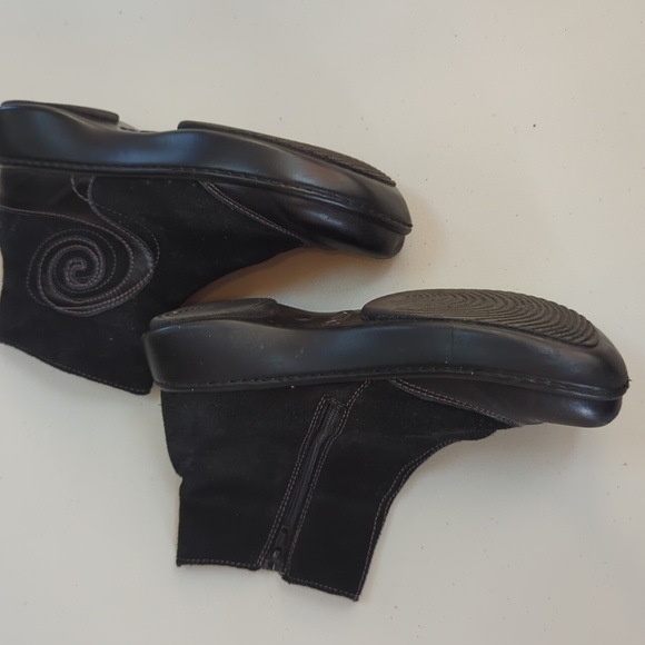 Naot, Oyster, Black Suede/Leather Booties. Sz40/9-9.5 - Picture 4 of 12